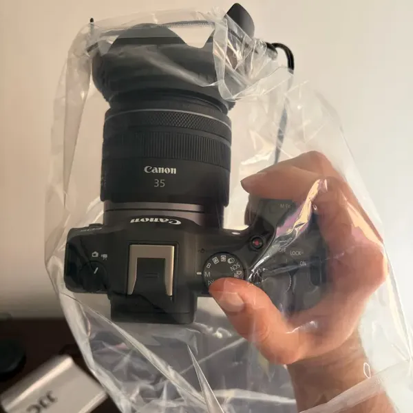 Rainskin clear cover on a Canon mirrorless camera, photographed by a verified buyer in Brazil