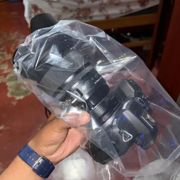 Rainskin clear cover on a camera with a zoom lens in the rain, photographed by a verified buyer in Peru